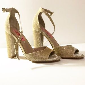 Betsy Johnson Gold heels/pumps